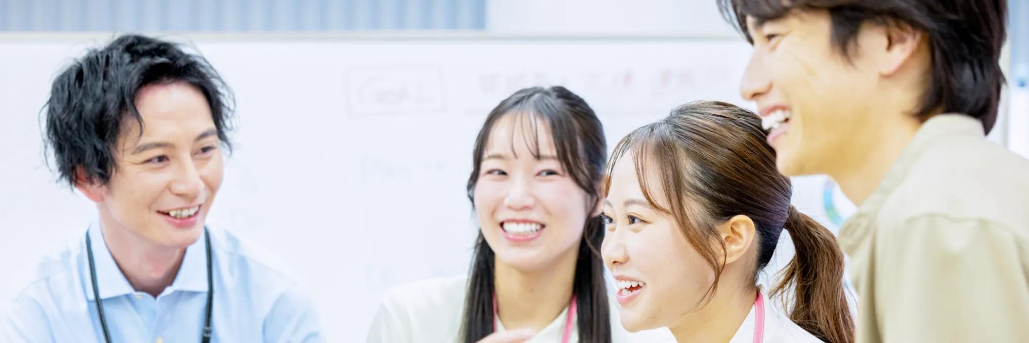 打ち合わせで笑顔を見せる社員たち