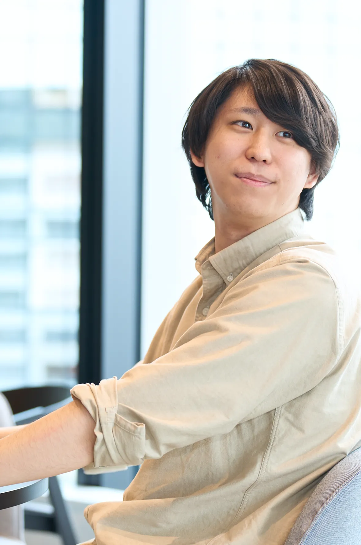 オフィスでノートパソコンに向かう男性社員