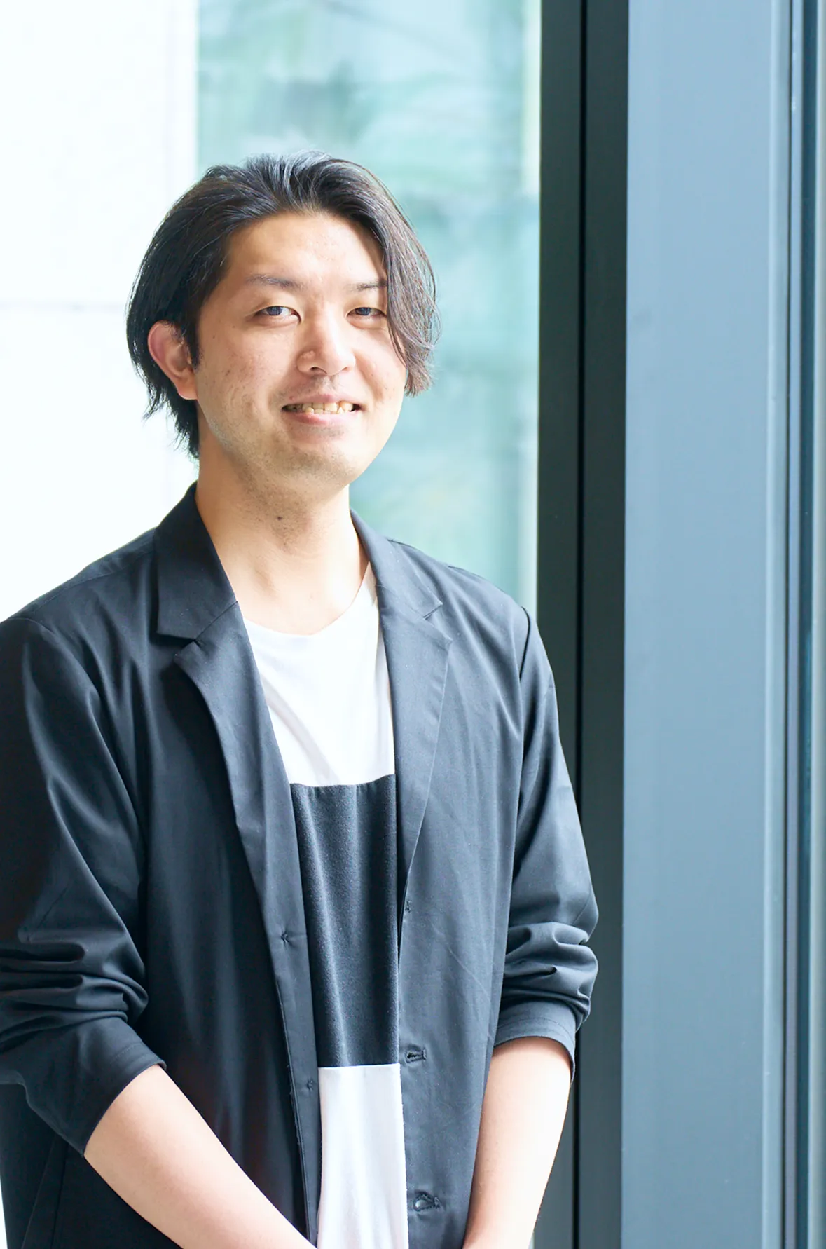 オフィスで微笑む男性社員