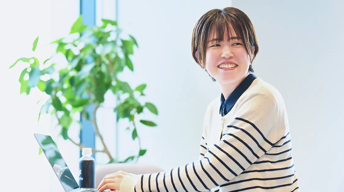 ノートパソコンに向かうY.Oさん