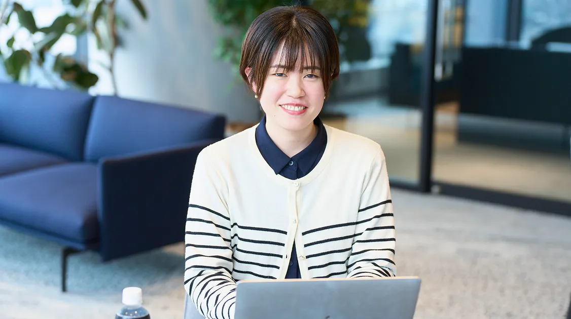 ノートパソコンに向かって作業するY.Oさん