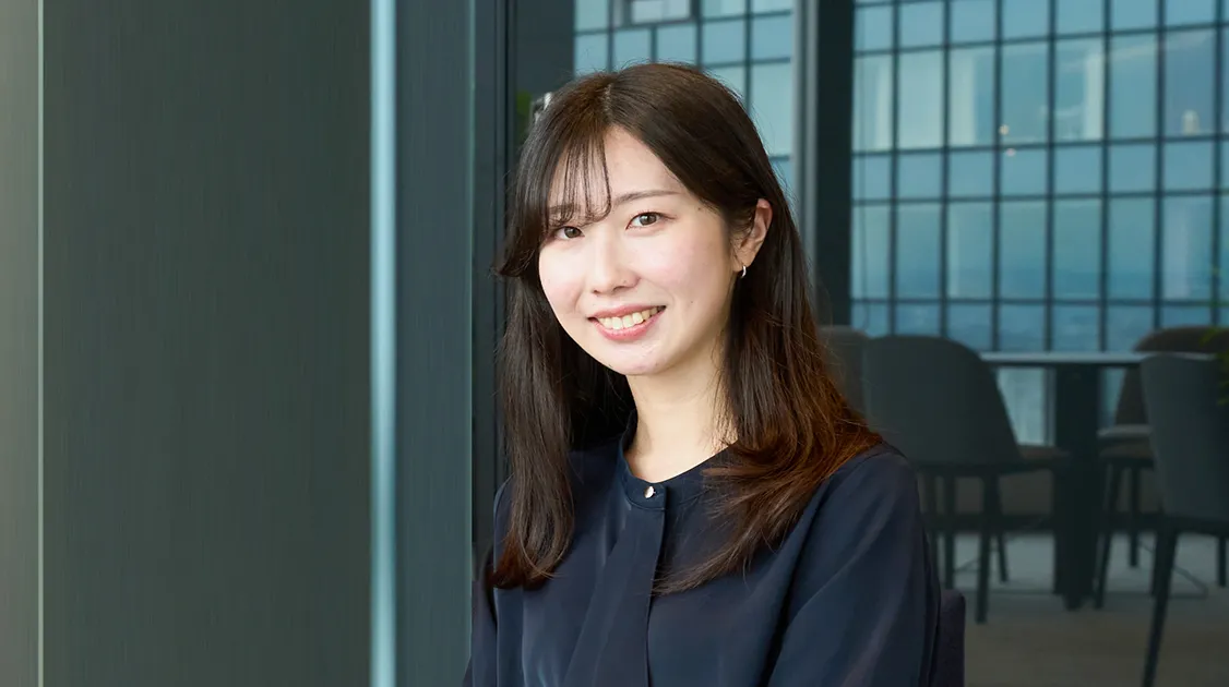 オフィスで微笑むH.Mさん