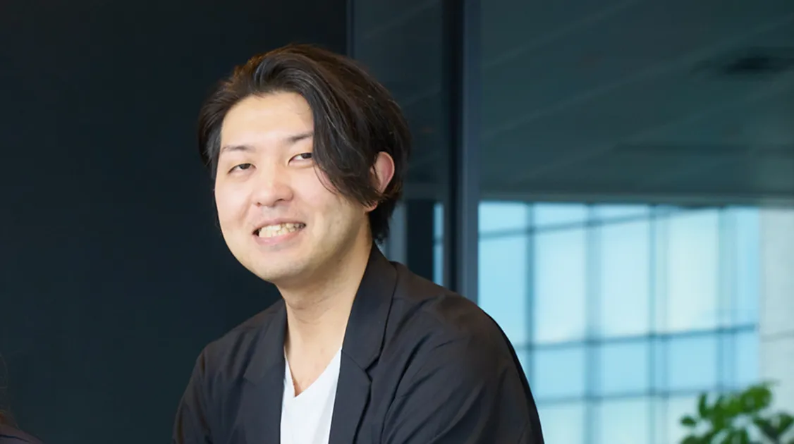 オフィスで微笑むD.Iさん