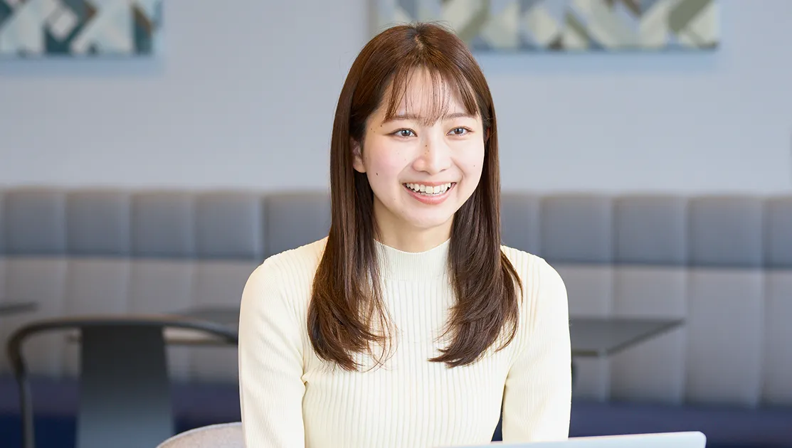 ノートパソコンに向かうY.Kさん
